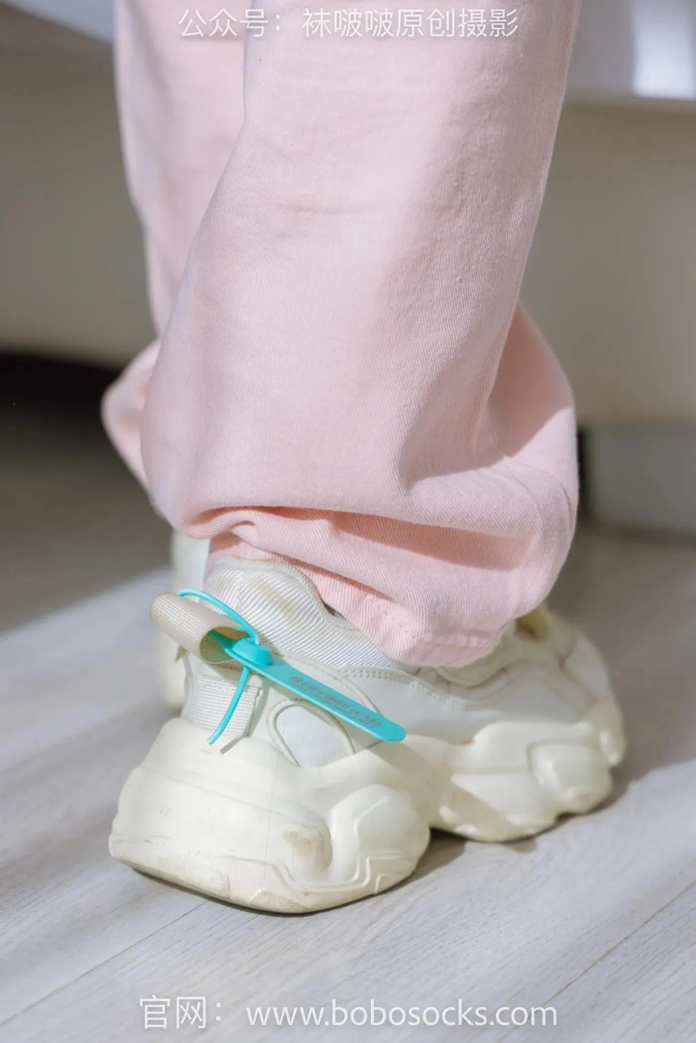 [BoBoSocks袜啵啵]NO.141 周周-运动鞋、白棉袜、裸足 [140P]插图7